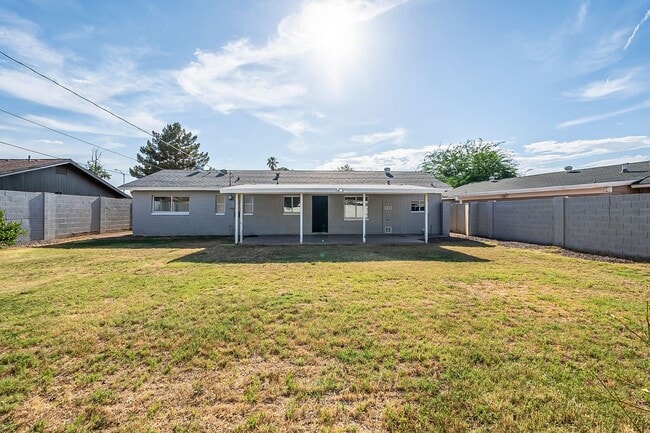 Building Photo - Updated home in Chandler!