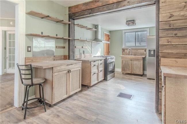 Building Photo - 363 Brainard St