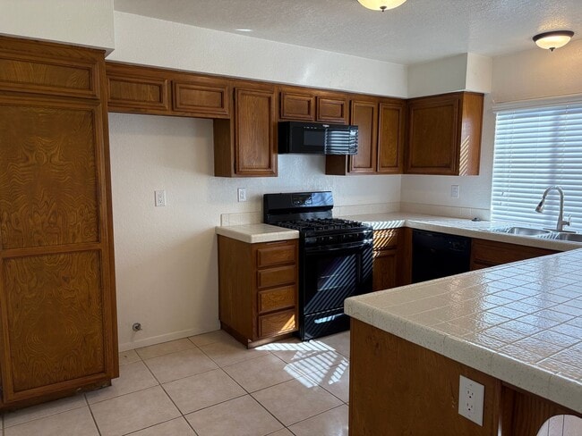 Building Photo - Make this Tanglewood Townhome your cozy home!