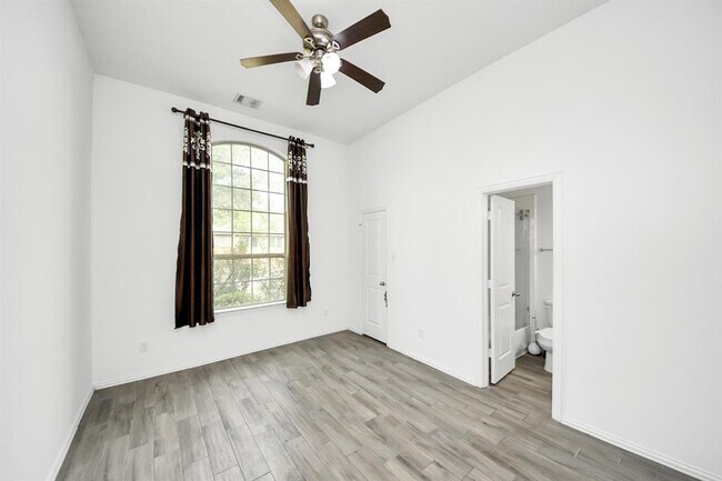 Building Photo - 10910 Wardrop Pl