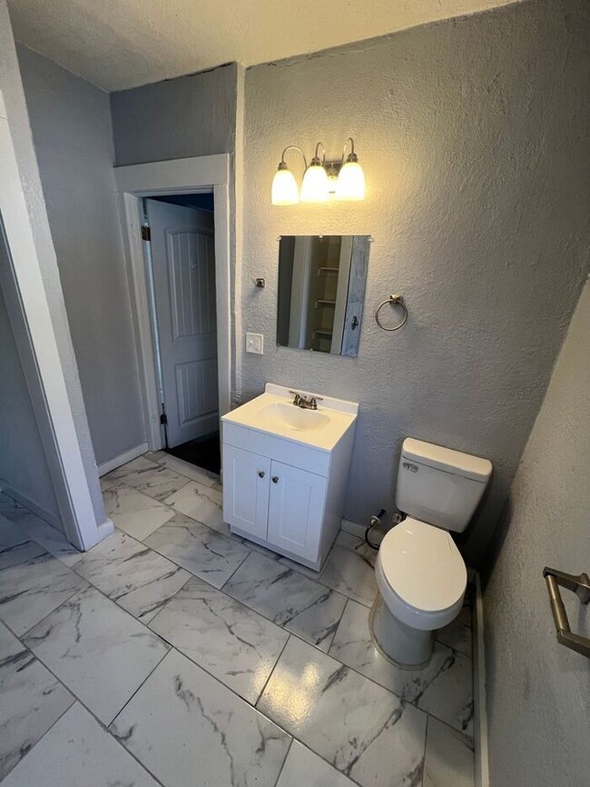 Building Photo - Spacious 5-Bedroom Home with Enclosed Porc...