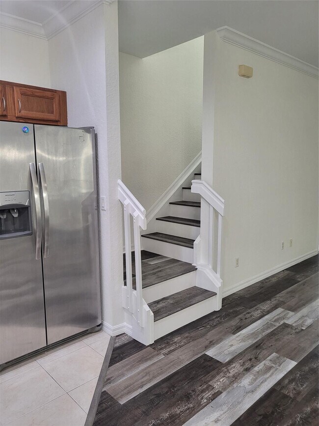 Building Photo - 2040 SE Avon Park Dr