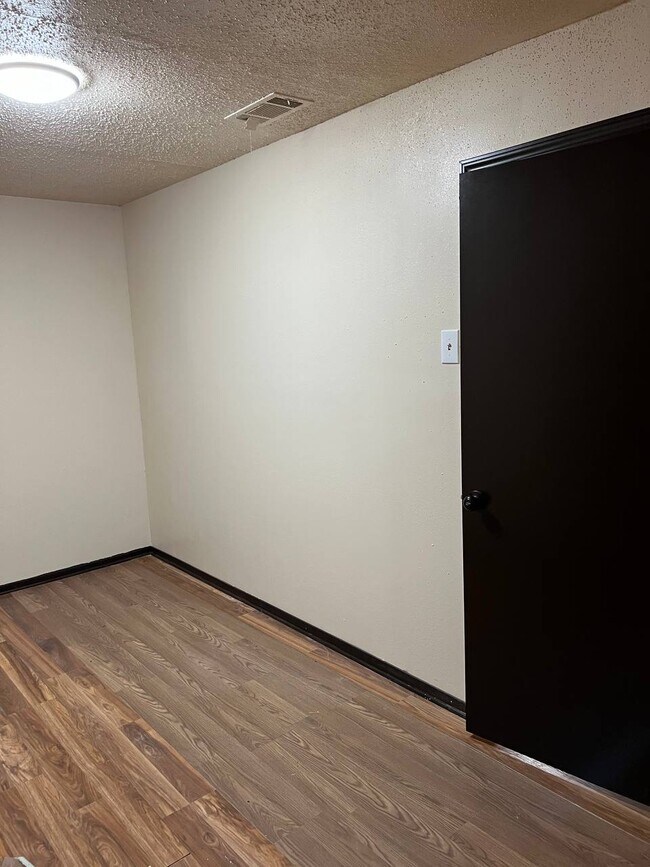 Building Photo - 2150 N Sherwood Forest Dr