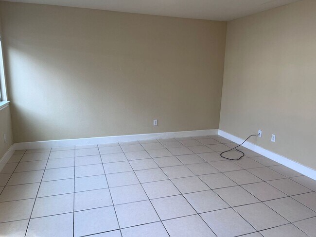 Building Photo - Beautiful House in family friendly community