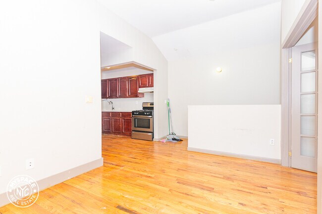 Building Photo - 966 Myrtle Ave