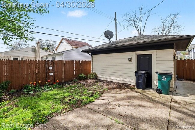 Building Photo - 714 E University Ave