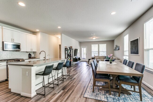 Building Photo - Beautiful Modern 2 story home!