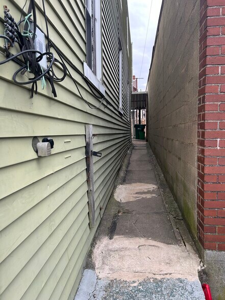 Building Photo - 808 E Morton St