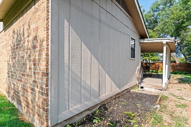 Building Photo - 1400 Lance Way