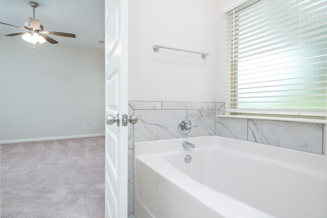 Building Photo - 246 Brownstone Loop