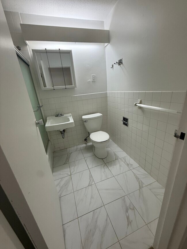 Building Photo - 142 Kenrick St