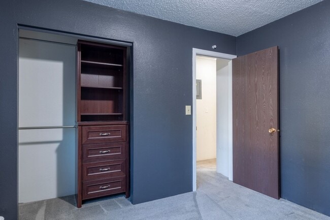 Building Photo - 2 Bed/1Ba Condo