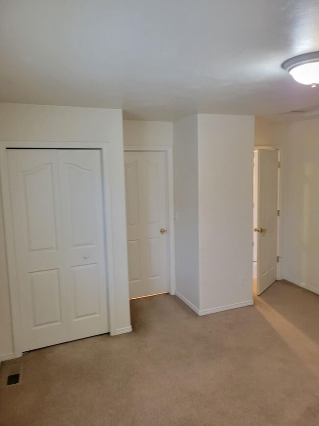 Building Photo - 3 Bedroom 2 Bathroom Centrally Located Tow...