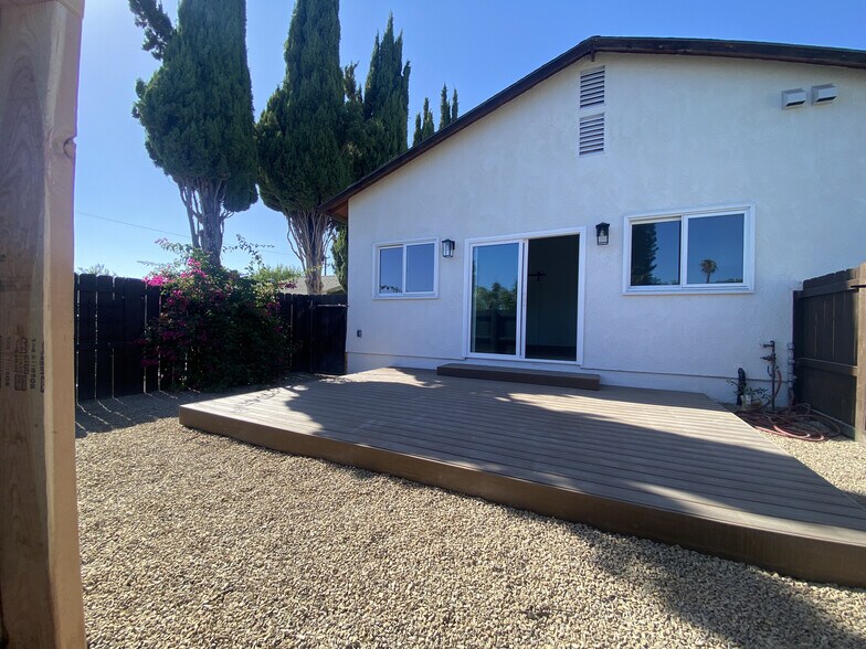 Building Photo - 1392 Calle Crisantemo