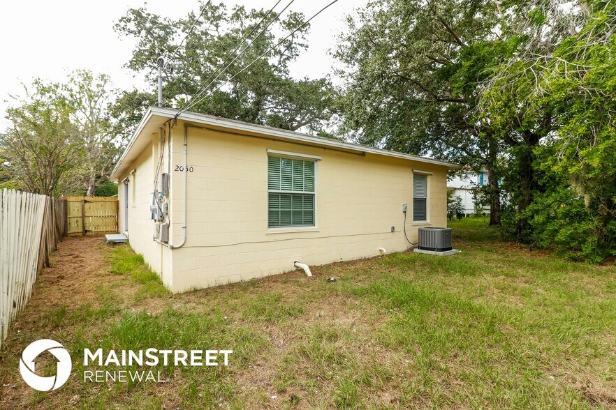 Building Photo - 2050 14th St S