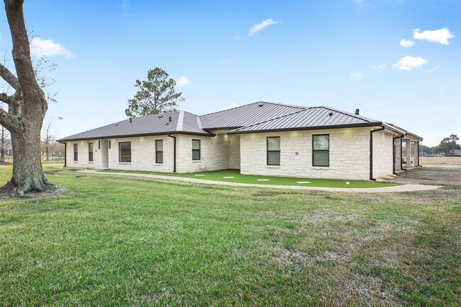 Building Photo - 4002 Dixie Farm Rd