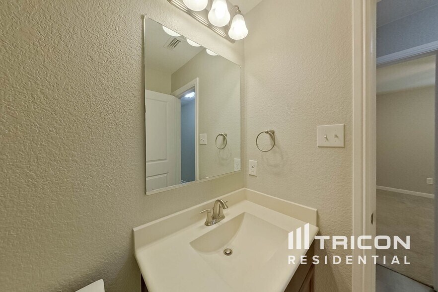 Building Photo - 1214 Cres View Dr