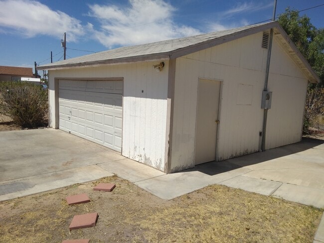 Building Photo - Double Wide on a Double Lot w/detached Gar...