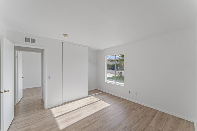 Building Photo - "Charming 2-Bed, 2-Bath Gem with RV Access in Santa Clarita!"