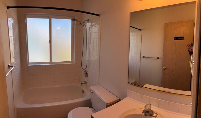 Building Photo - 1009