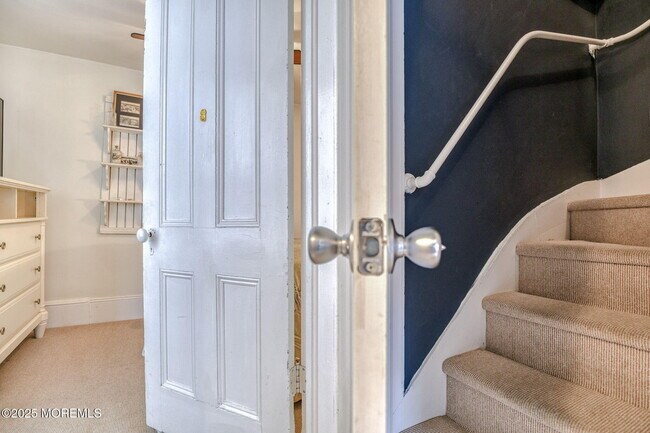 Building Photo - 19 Webb Ave