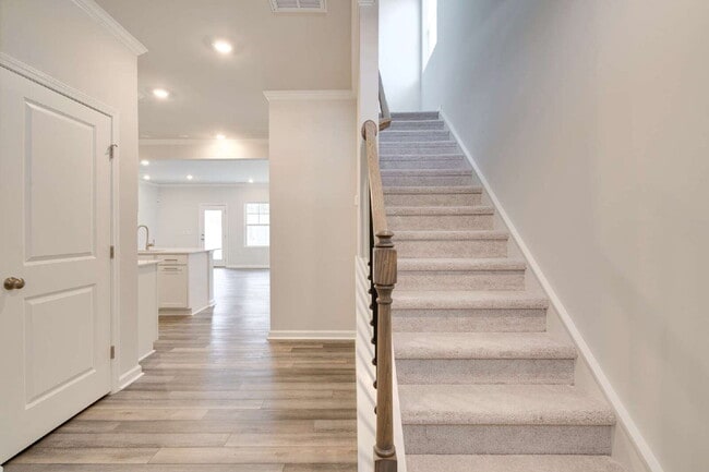 Building Photo - End-unit 3 bedroom townhome with Screened Porch!