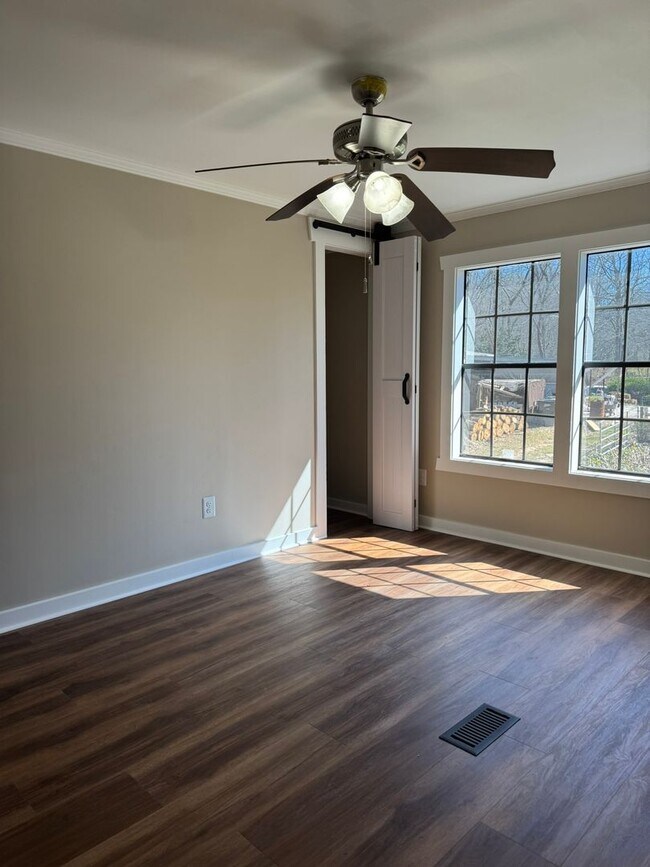 Building Photo - Fully Renovated Secluded 3 Bedroom Rancher!