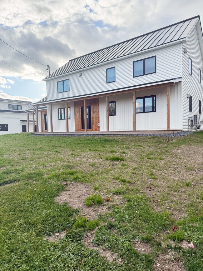 Building Photo - 959 W River Rd