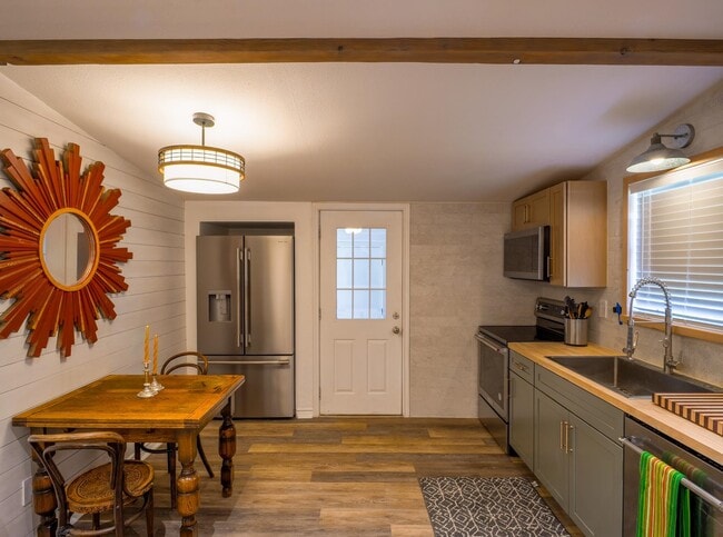 Building Photo - 103 N Ave Q