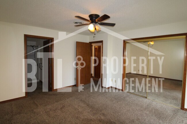 Building Photo - 130 Wilshire Dr