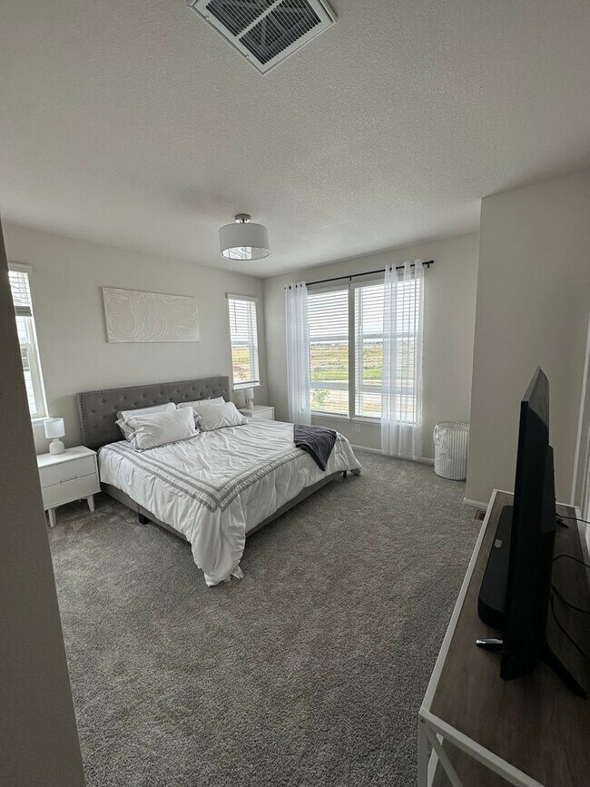 Building Photo - Modern Loveland Living | 3-Bed, 2.5-Bath Home with Garage
