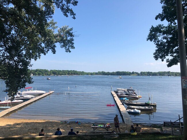 Building Photo - Beautiful Home next to Paddock Lake (3BR/1.5BA)