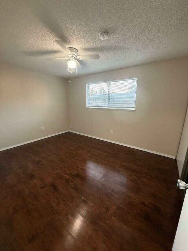 Building Photo - Charming Two Bedroom  Close to Downtown Vancouver !!