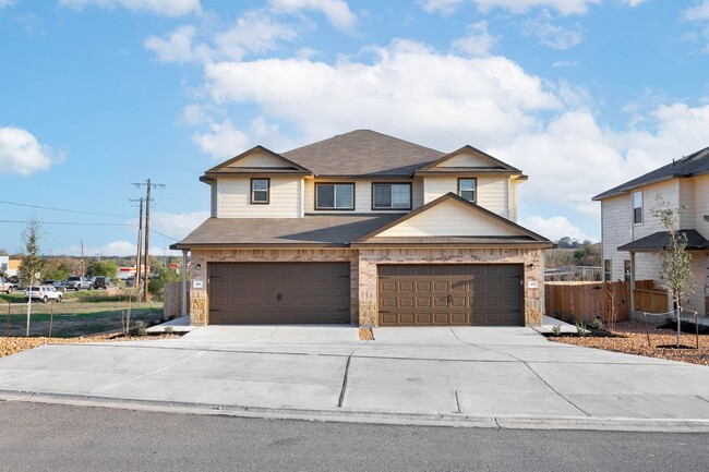 Building Photo - 3 Bedroom, 2.5 Bathroom Duplex in New Brau...