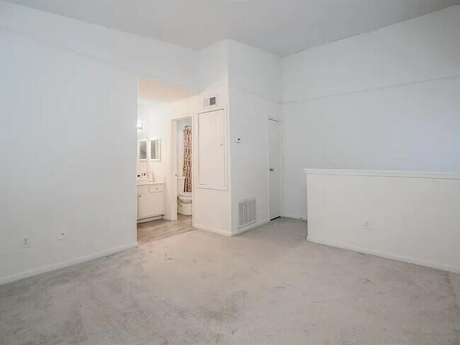 Building Photo - 2125 Augusta Dr