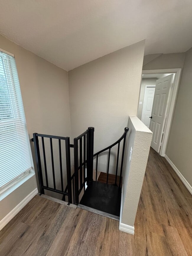Building Photo - Renovated 2 bedroom, 2 bathroom duplex in ...