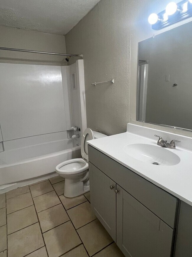 Building Photo - Spacious 2 Bedroom 1 Bath Second Floor Unit