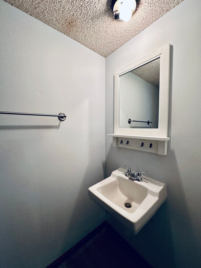 Building Photo - {1809} Spacious Duplex in Great Blue Springs Location + Finished Basement + 1 Car Garage