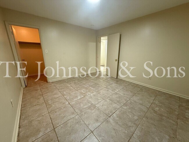 Building Photo - 1506 Oakshire-Water Included