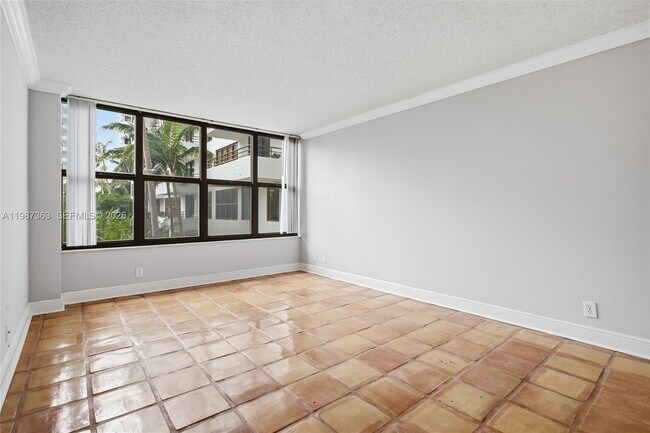 Building Photo - 2500 Parkview Dr