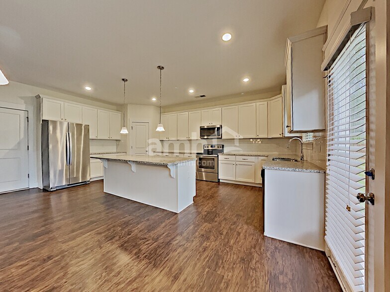 Building Photo - 1084 Adams Haven Bend