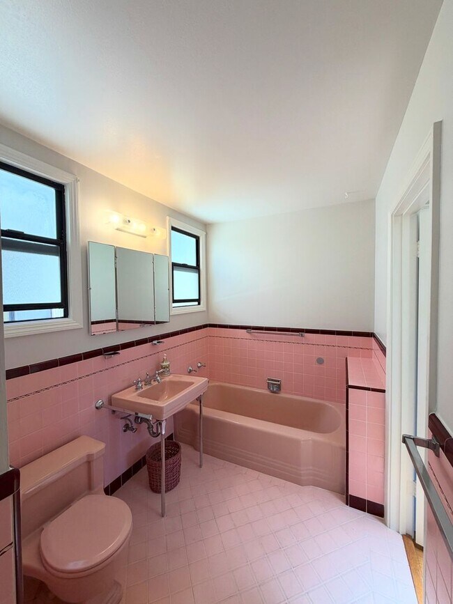 Building Photo - UPDATED HUGE SUNNY 2250sf 3BR+Den/1+2Half BA 2250sf Sunset/UCSF Home VIEWS AVAILABLE NOW