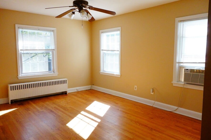 Building Photo - 8408 Greenwood Ave