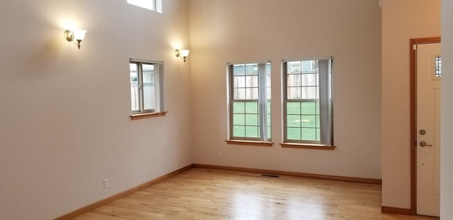 Building Photo - Spacious Two-Story in Port Orchard