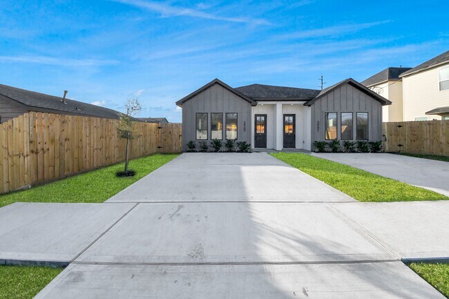 Building Photo - 3909 Maggie St