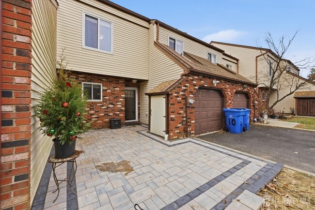 Building Photo - 10 Coventry Ct