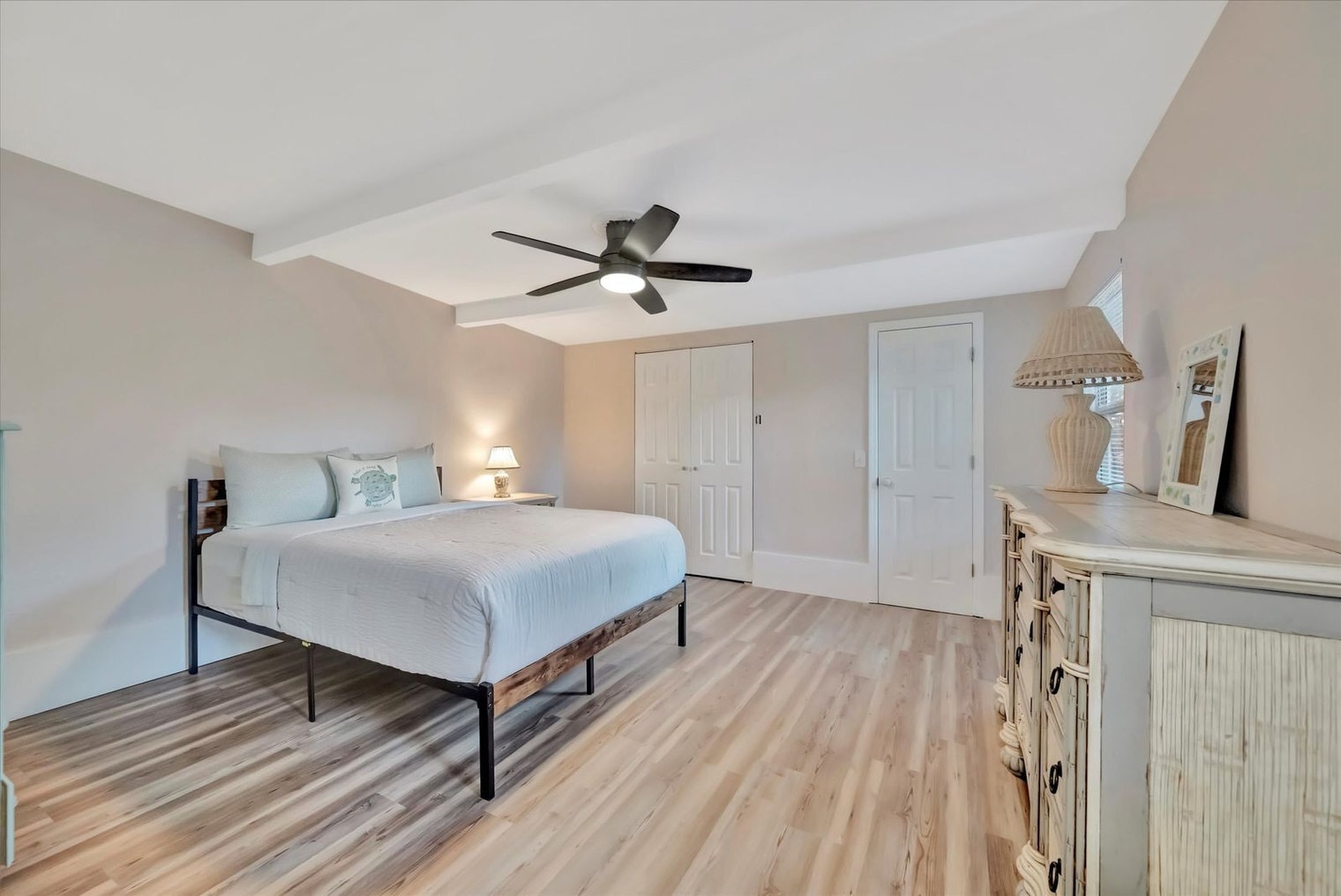 Building Photo - 207 6th St N