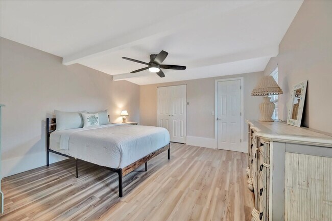 Building Photo - 207 6th St N