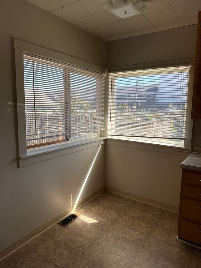 Building Photo - Downtown Charming Puyallup 2 bedroom home