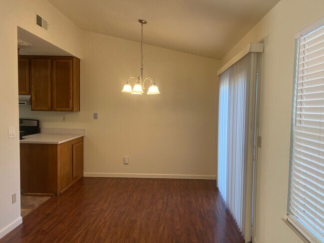 Building Photo - Cute and Clean!